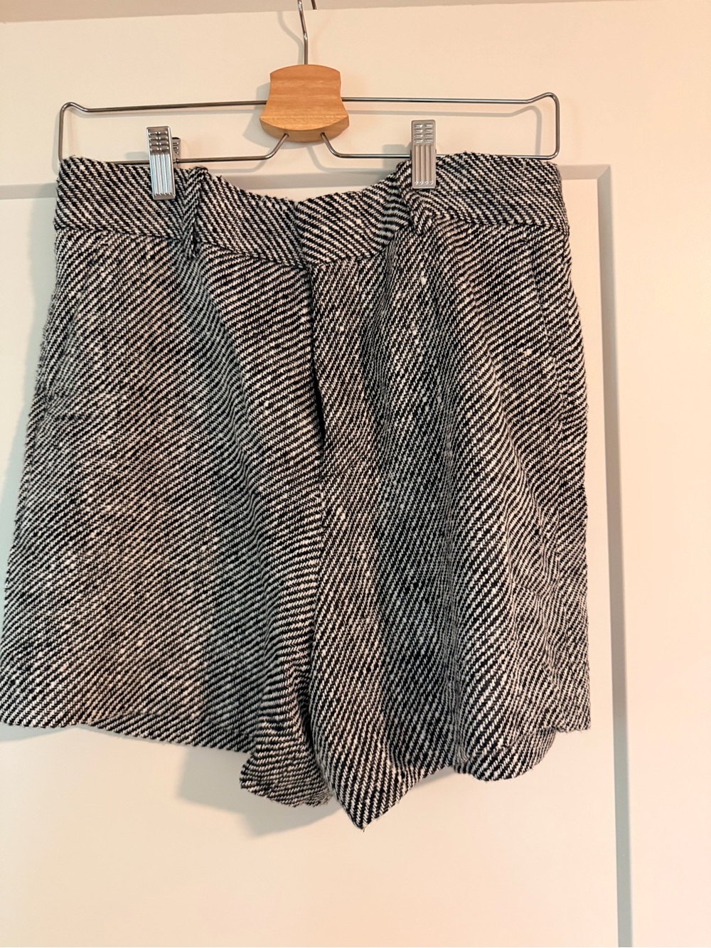 Suit Studio Women High Waist Shorts in Black and Cream